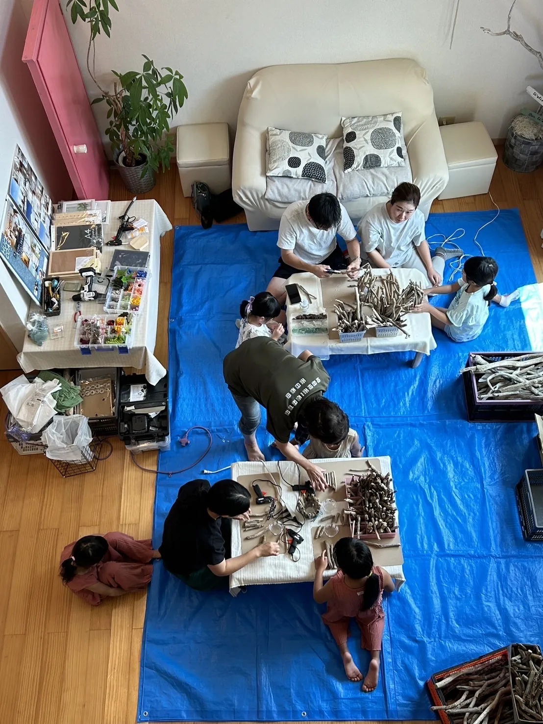 親子で流木を選び工作を楽しむ流木工作会
