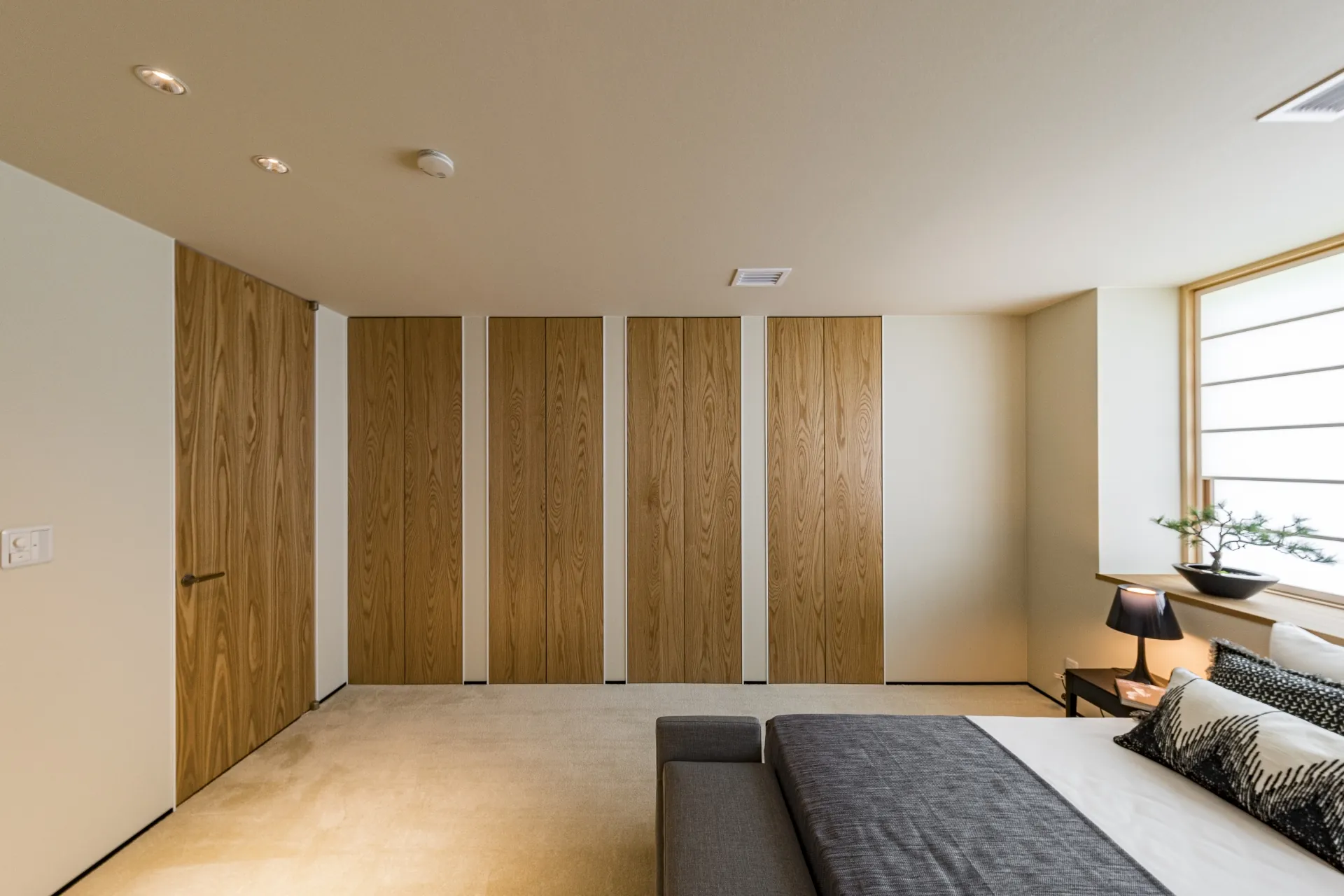 木の建具のある寝室